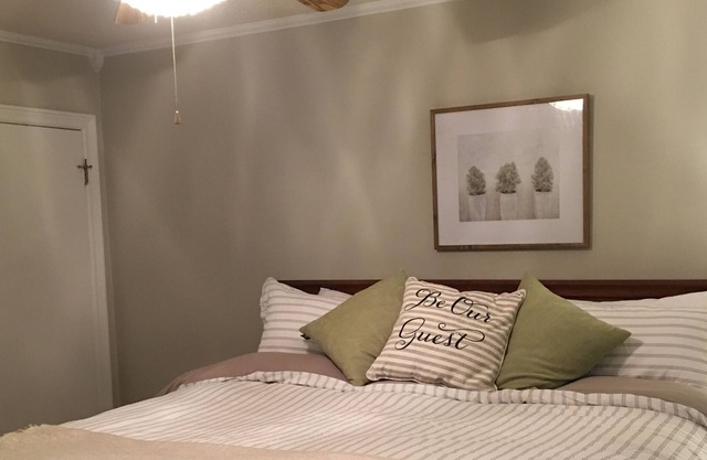 "Cozy In Cleveland II", King size bed, close to Lee University, garage.