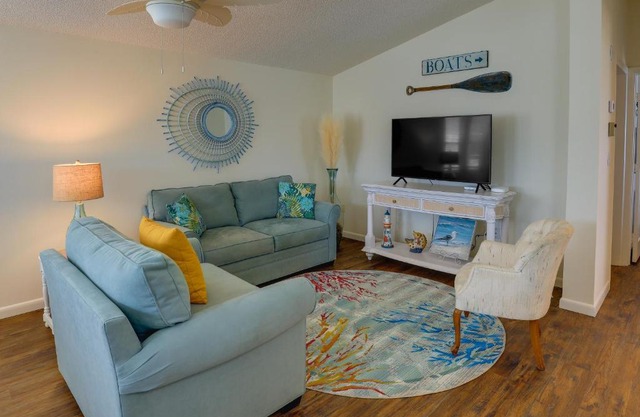 Cozy Jensen Beach Home Pool Access, Walk to Beach