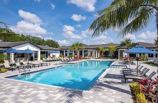 Cozy King Bed, Resort Amenities & Pet-Friendly