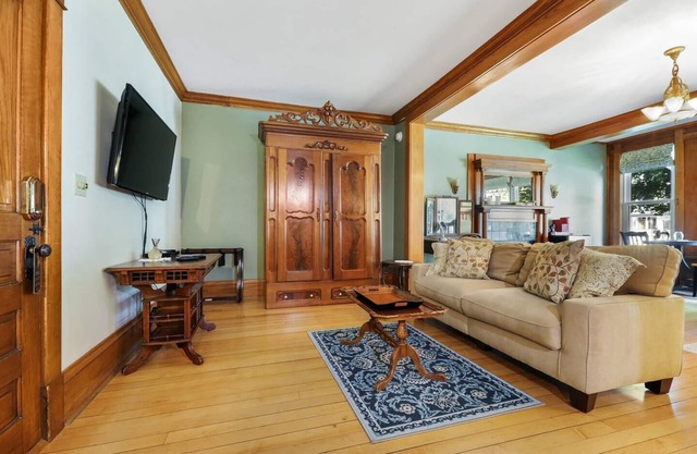 Cozy king Suite, two person jet tub, Downtown!