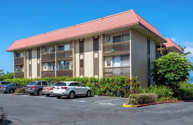 Cozy Kona condo walking distance to the beach, shops and restaurants.