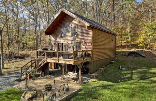 Cozy LAKE cabin. Near Douglas Lake in East TN! Sleeps 5! Hot Tub. Fireplace.