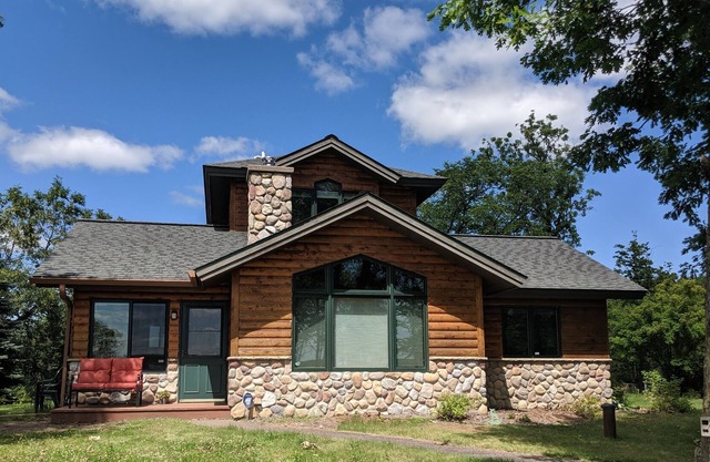 Cozy lake cabin with beautiful views & barrel sauna