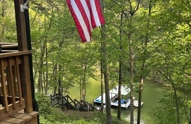 Cozy Lake Front Cabin, sleeps 8, Lake Allatoona