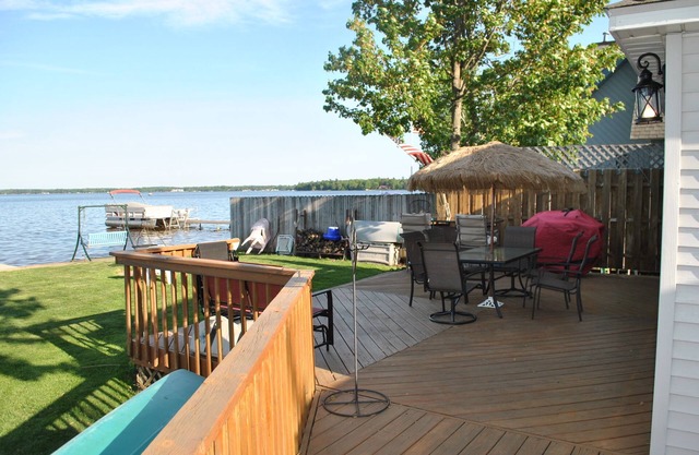 Cozy Lake Front Cottage on the Western Shore of Lake Mitchell