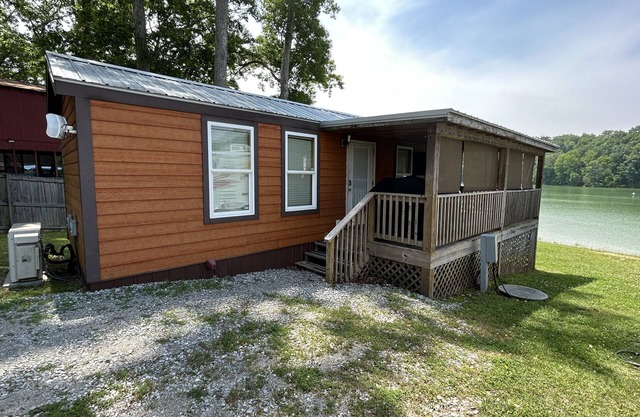 Cozy Lake Front Park Model on Douglas Lake! Close to area attractions!