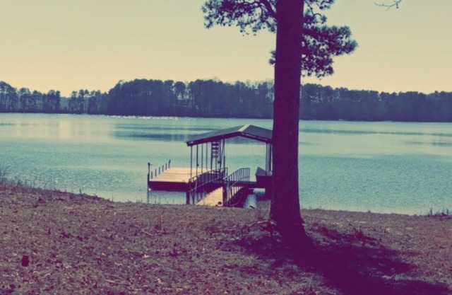 Cozy lake front retreat ! Anglers Haven or sipping coffee on the covered porch.