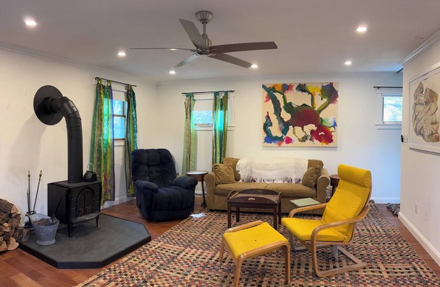 Cozy Lake House in Charming Roscoe: Your 3-Bedroom Getaway