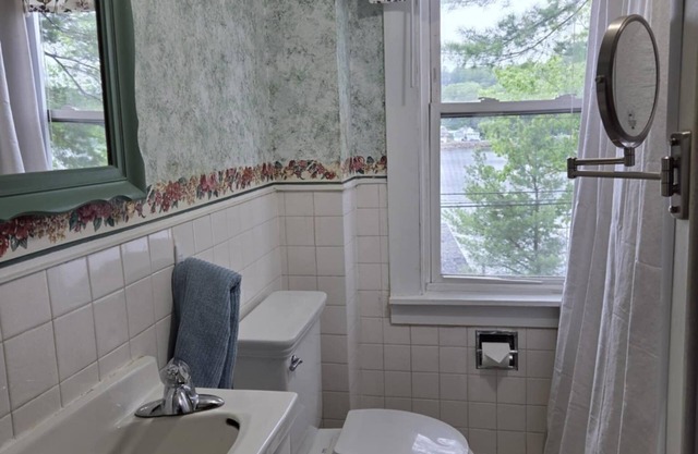 Cozy Lake house, Large Enclosed Porch, Private beach