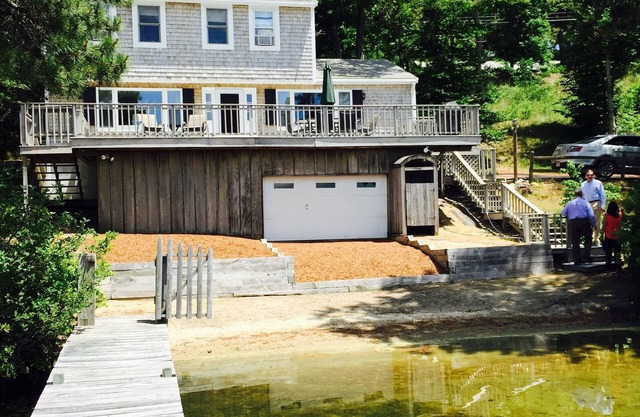 Cozy lake house minutes to Craigville Beach