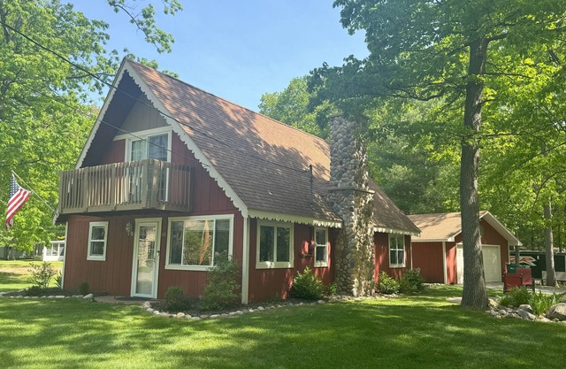 Cozy lake retreat with great views of Houghton Lake. Close to ORV trails.