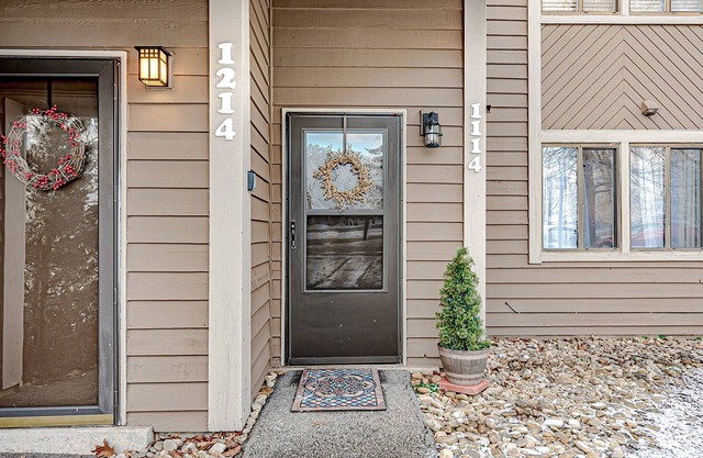 Cozy, Lake View Condo in Hidden Valley with Ski Slope Access