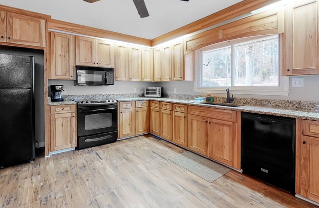 Cozy lakefront getaway with private dock & boat ramp + central AC, hot tub, WiFi