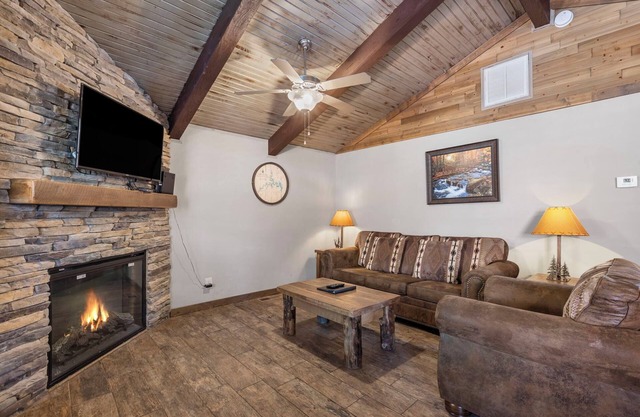 Cozy lakeside Cabin, Minutes to Silver Dollar City! Resort Perks & TICKET DEALS!