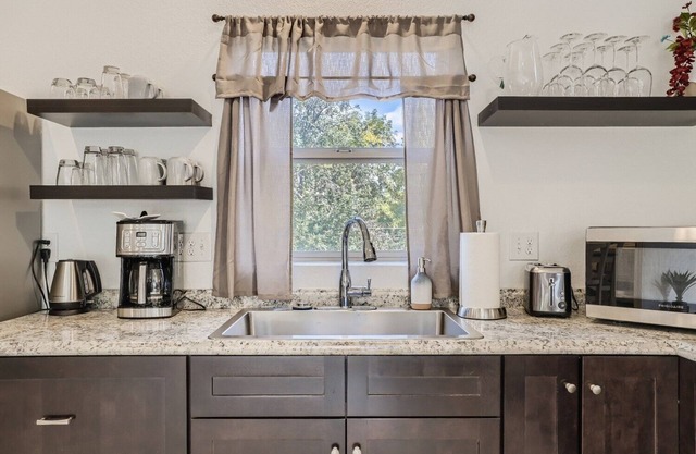 Cozy Lakewood Carriage House