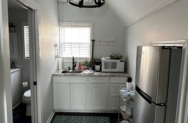 Cozy loft within walking distance of Hu’Bs. Beautiful lake view!