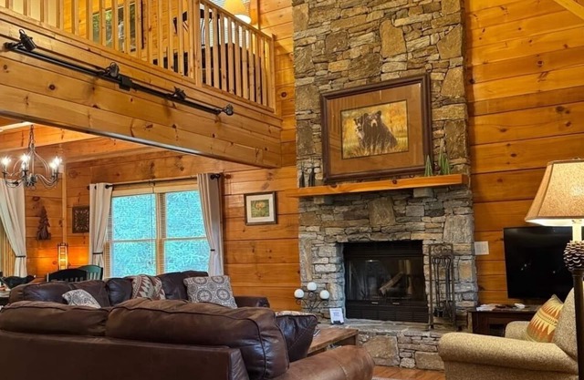 Cozy log cabin in Maggie Valley, NC with Full Kitchen, WIFI and Private Hot Tub