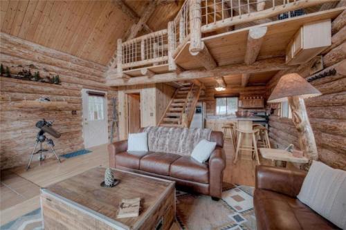 Cozy Log Cabin Loft Hot Tub on 5 wooded acres