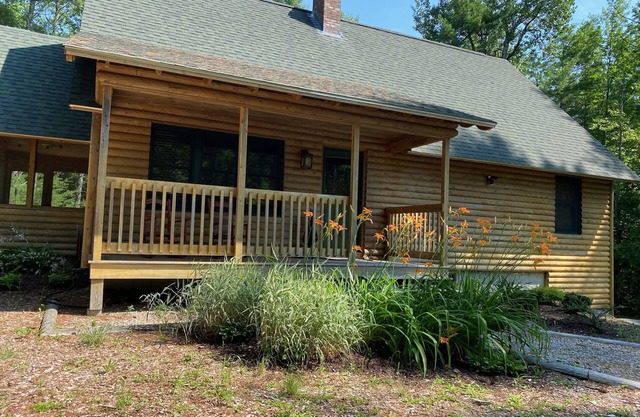 Cozy Log Cabin Retreat in Bridgton, Maine – Sleeps 8