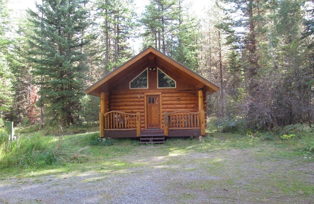 Cozy log cabin six miles from west entrance to Glacier National Park