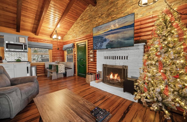 Cozy Log Cabin w/Hot Tub, Mountain Views+King Beds