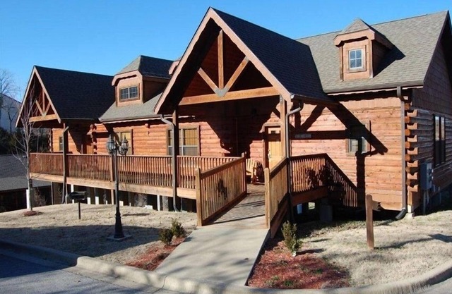 Cozy Log Cabin1 Level - Great for Summer Families (2 Masters) ALL TAXES PAID!