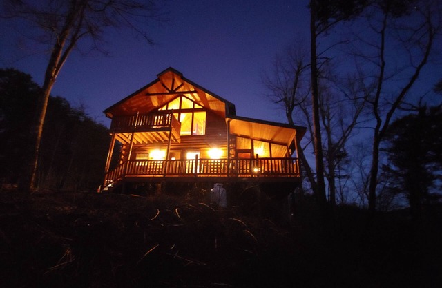 Cozy Log Home, Centrally Located, 2 Master Suites, Hot Tub, Game and Movie Rooms