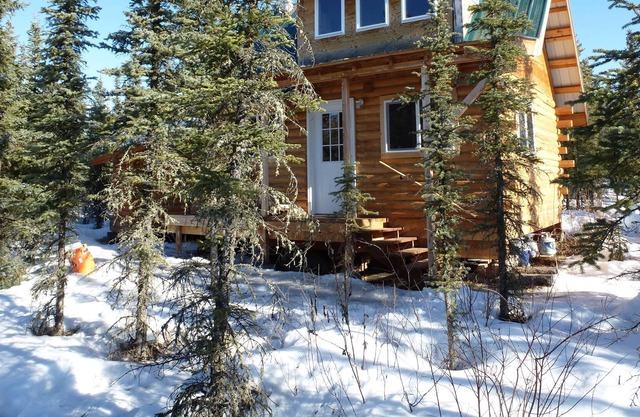 Cozy Log / pond cabin ,Oppurtunity for dog sled rides .