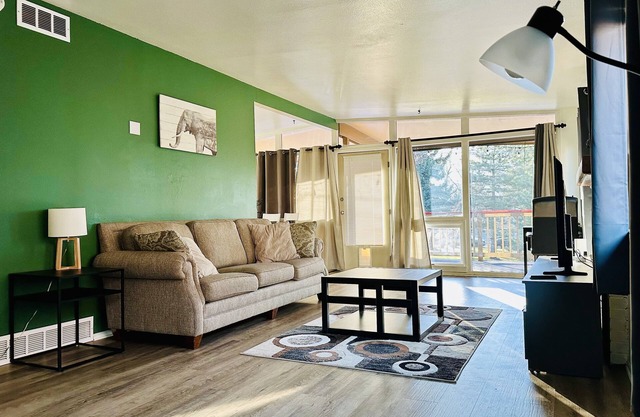 Cozy Long Term 1 Bed 1 Bath Housing in Broomfield