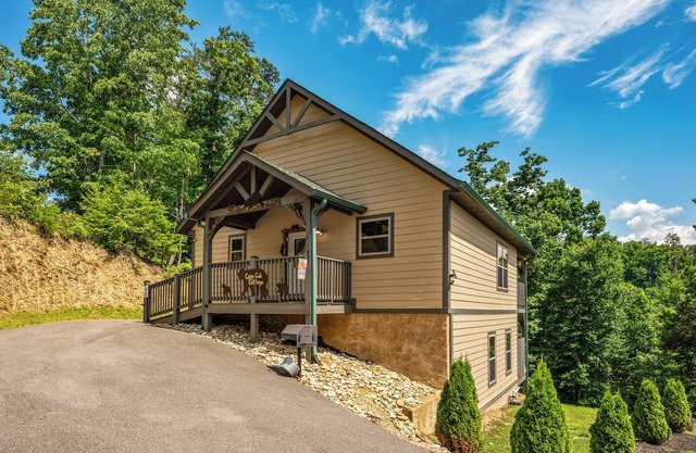 COZY LUXURY/HEATED Toilet Seats/NO SCARY ROADS/Close To DOLLYWOOD