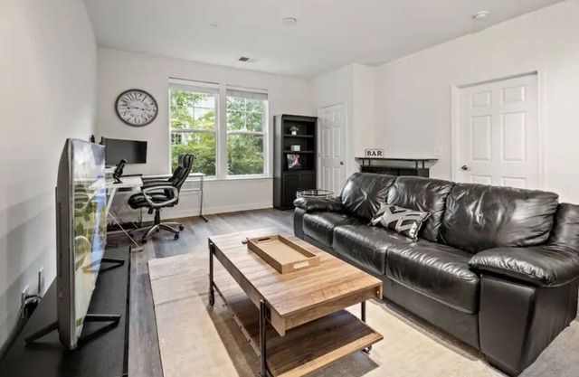 Cozy Luxury In-Law Suite Apt w/ Free Street Park