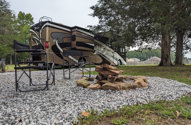 Cozy Luxury Motor Coach Near Guntersville Lake Fishing & Cathedral Caverns