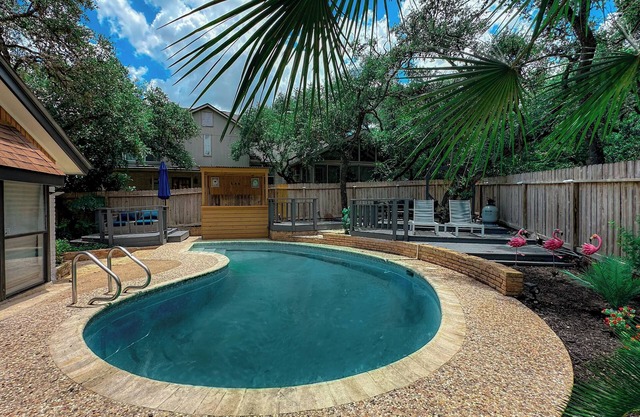 Cozy Luxury Pool + Home Theater + Backyard Oasis