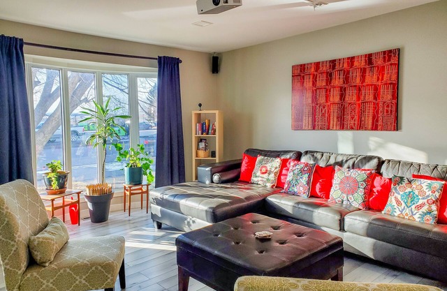 Cozy Main Floor Suite, 3bdr-5ppl, practical & great city access