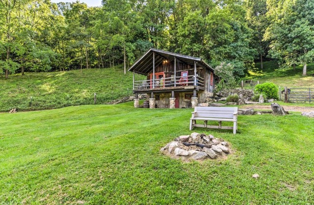 Cozy Mama Bear Cabin with Mountain Views!