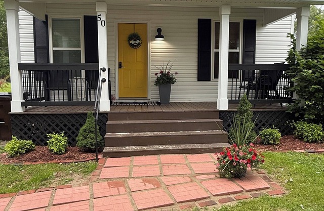 Cozy Modern 3-bd, Pet Friendly, 12 miles from RRG!