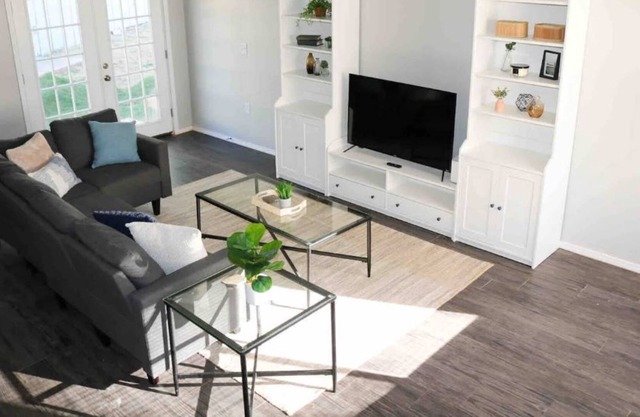 Cozy, Modern 3 BD&BA Entire Clean Townhome King BD