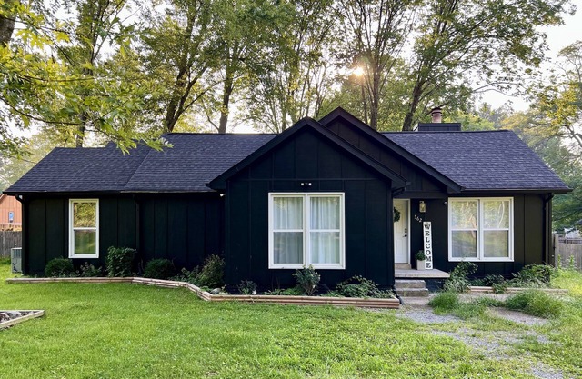 Cozy Modern 4BR Ranch Style House- Close to Austin Peay, Downtown, Fort Campbell