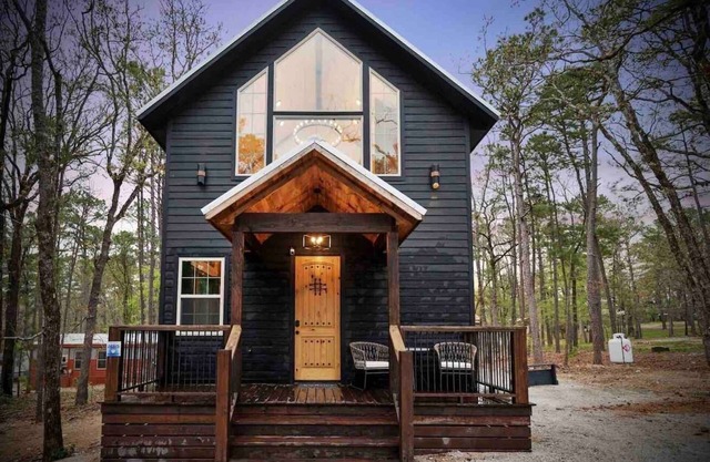 Cozy Modern Farmhouse Hot Tub, Firepit, Game Table