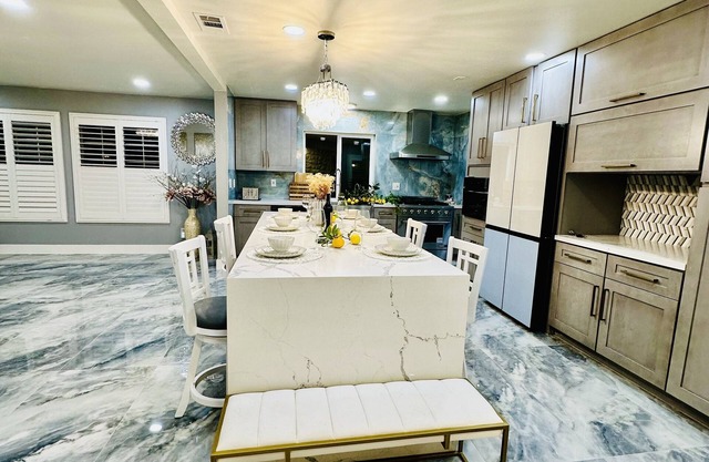 Cozy modern rose house 3-bedrooms pets friendly in Garden Grove, Californian