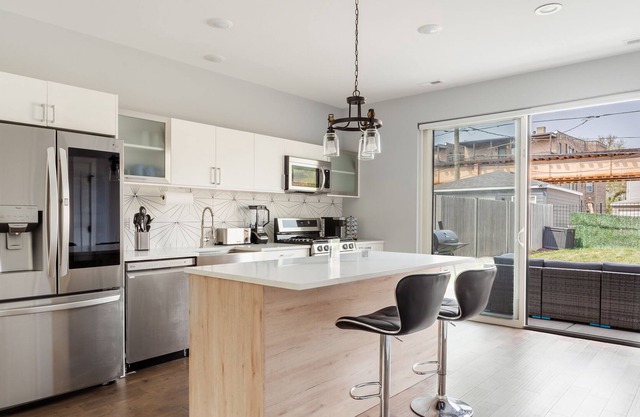 Cozy Modern Smart Home with a King Size Bed, Private Backyard and Patio
