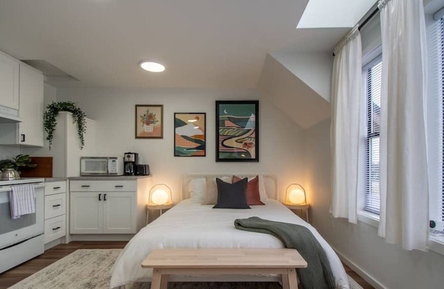 Cozy Modern Studio, Downtown Marysville