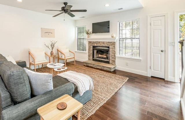 Cozy, Modern Townhome - Walk to Park Circle!