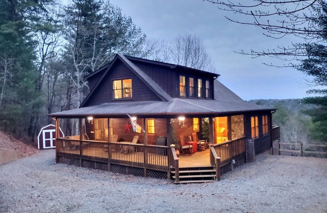 Cozy Mountain Cabin, Game Rm, Movie Theater, Fire Pit! NO CLEANING FEE!