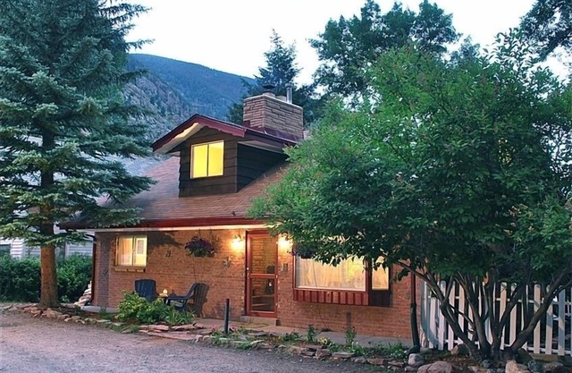 Cozy Mountain Cottage in Historic Georgetown Close to Shops and Creek