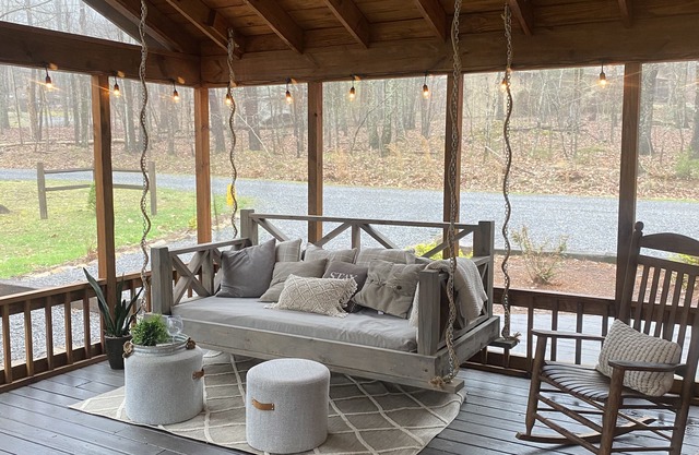 🌟Cozy Mountain Cottage w/Hot Tub & Porch Swing Bed🌟