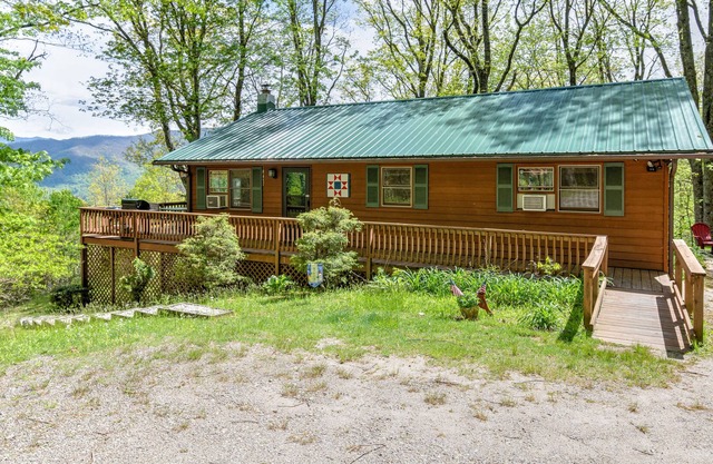 Cozy Mountain Hideaway with wrap around deck, pano views, and hot tub! 🌳 🔥 ⛰