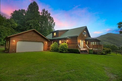 Cozy Mountain Retreat with Scenic Views home