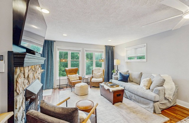 Cozy Mountain View Retreat -Upscale Stay w/2 En-Suite King Bds, WiFi & Fireplace