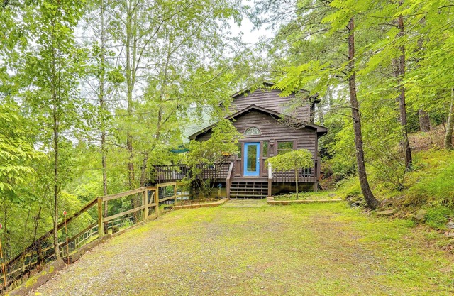 Cozy Murphy Cabin Retreat: Hot Tub & Mtn Views!